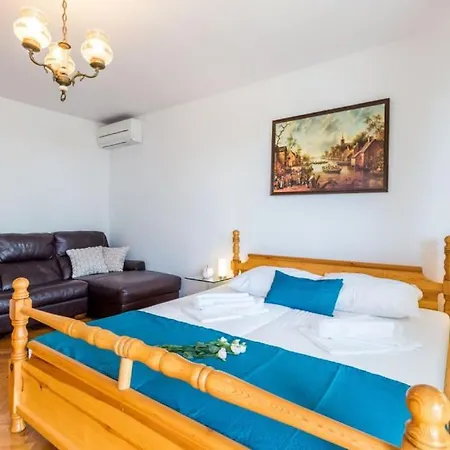 Iris - Opatija By Guide Willa