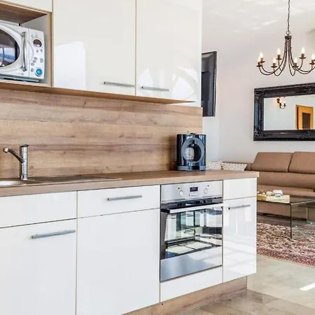 Iris - Opatija By Guide Willa Breza