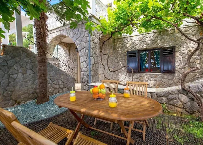 Iris - Opatija By Guide Breza